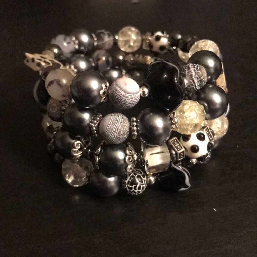 Hand crafted black & white memory wire bracelet - Picture 5 of 6